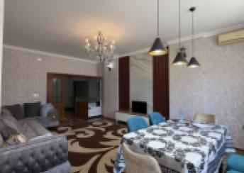  Yeni Yasamal qəsəbəsində 120m² mənzil kirayə verilir