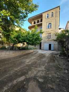  8-ci kilometr qəsəbəsində 450m² həyət evi satılır