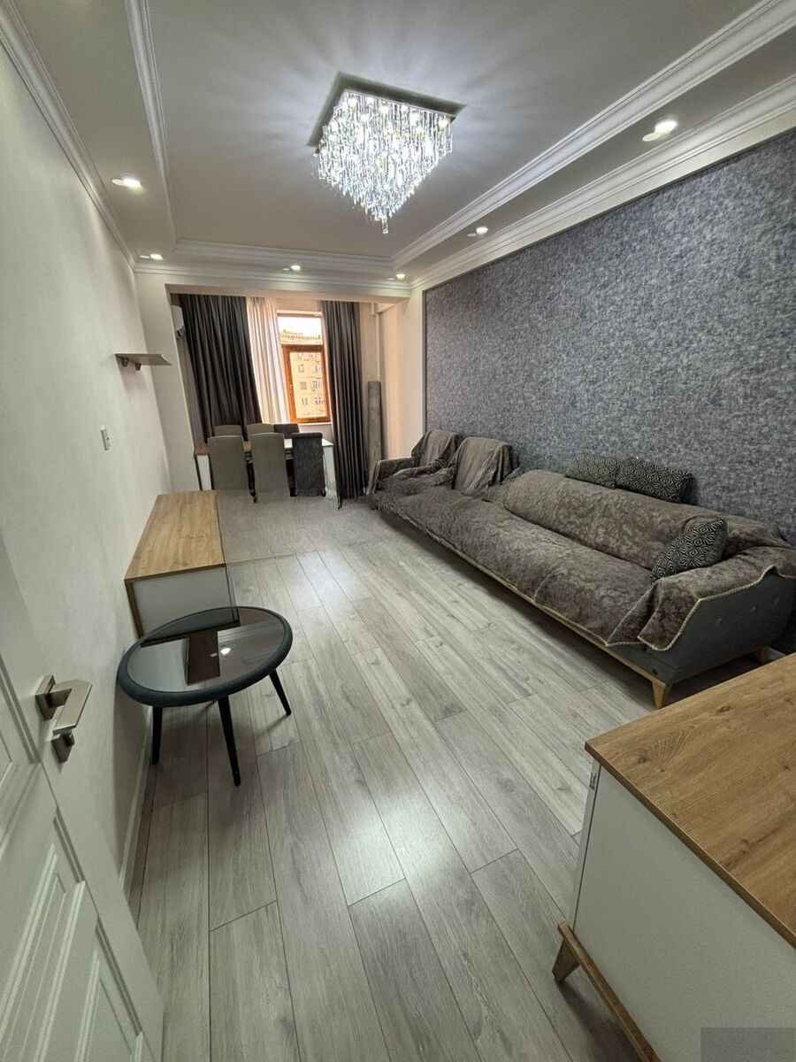  Yeni Yasamal qəsəbəsində 80m² mənzil kirayə verilir