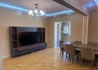  Yeni Yasamal qəsəbəsində 120m² mənzil kirayə verilir
