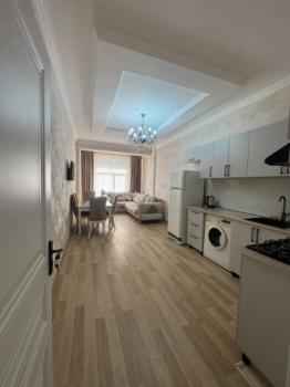 Yeni Yasamal qəsəbəsində 76m² mənzil satılır