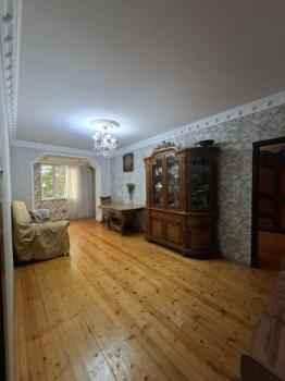  Qaraçuxur qəsəbəsində 130m² mənzil satılır