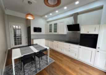  Bakı şəhərində 160m² mənzil kirayə verilir