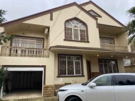  Qaraçuxur qəsəbəsində 400m² həyət evi satılır