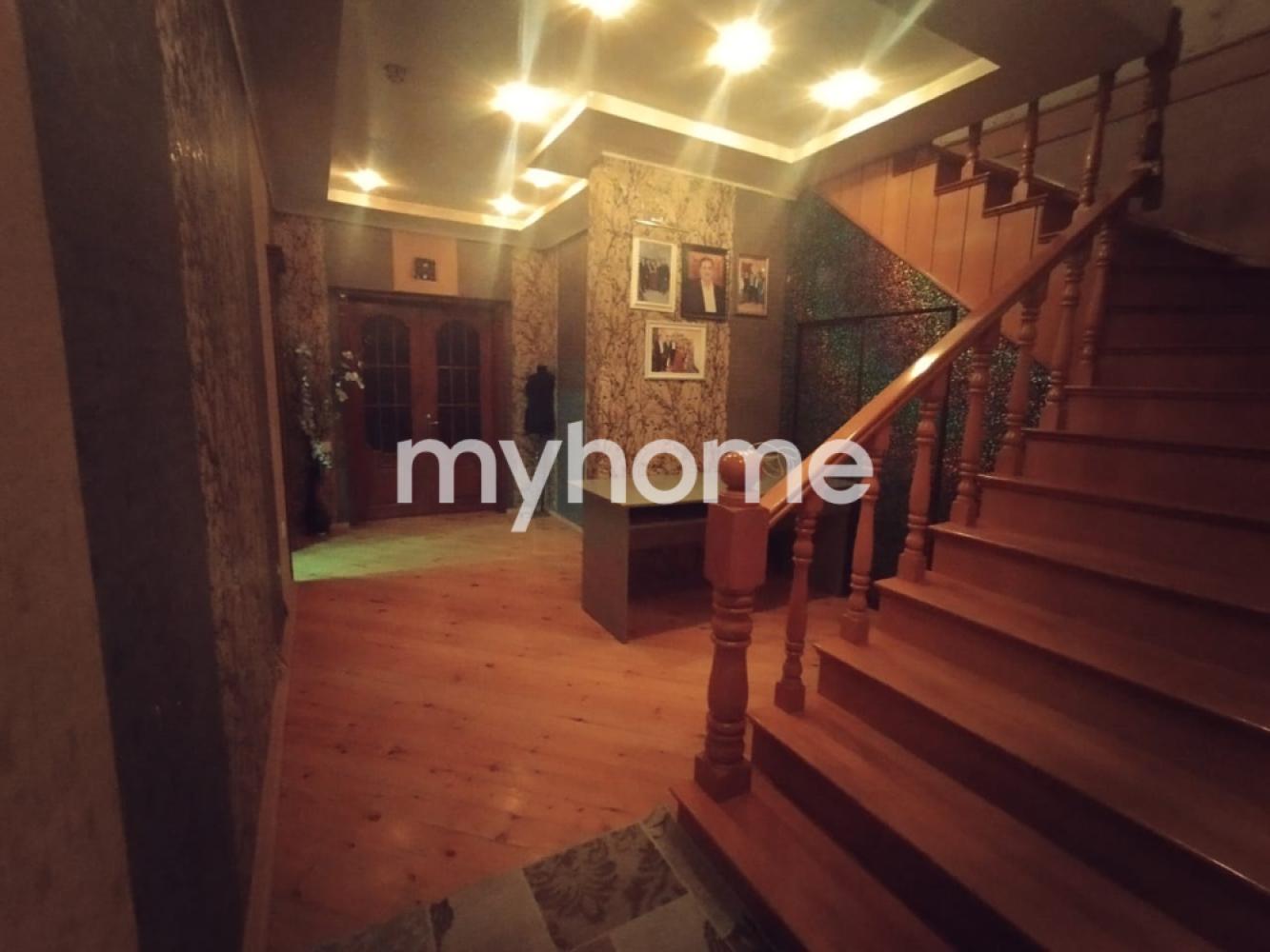  Qaraçuxur qəsəbəsində 176m² həyət evi satılır