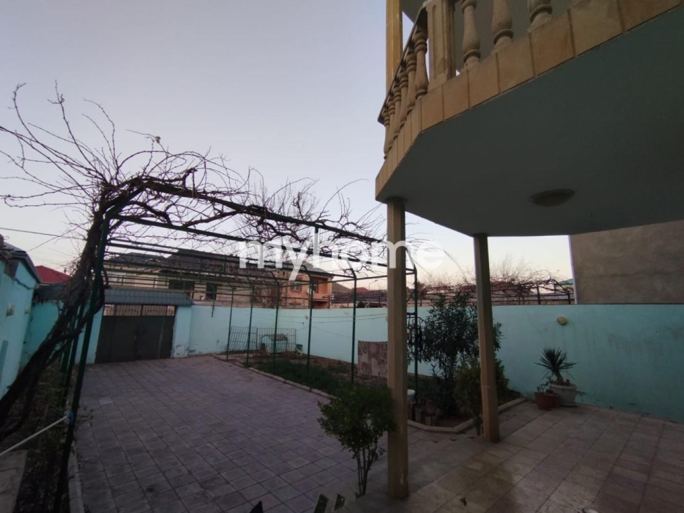 Qaraçuxur qəsəbəsində 176m² həyət evi satılır