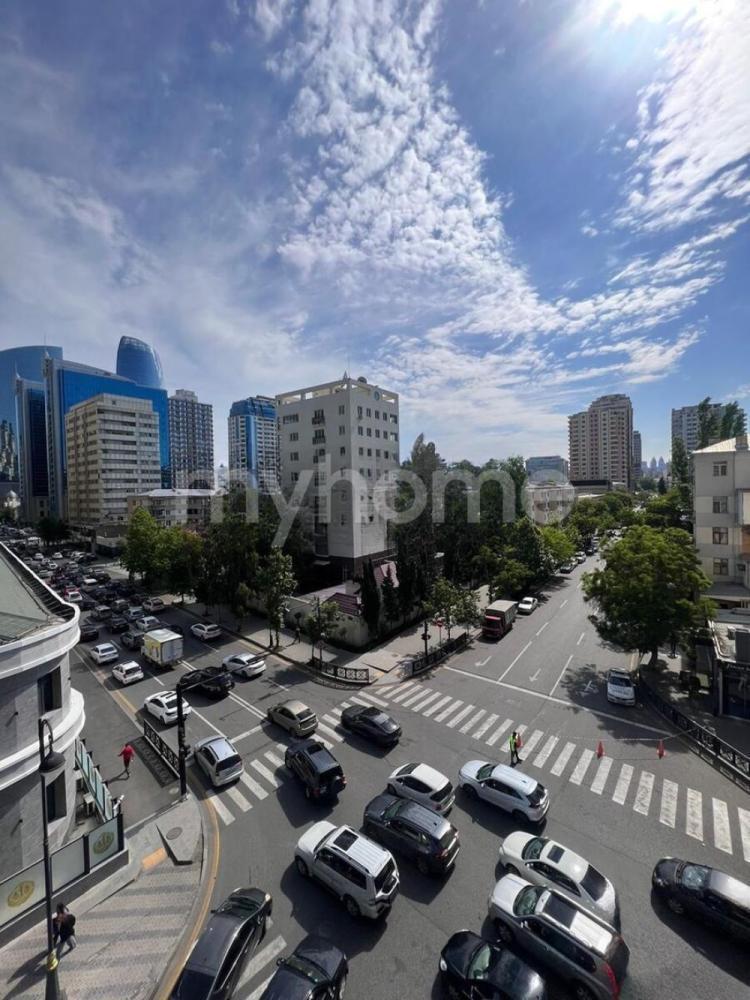  Bakı şəhərində 192m² mənzil satılır
