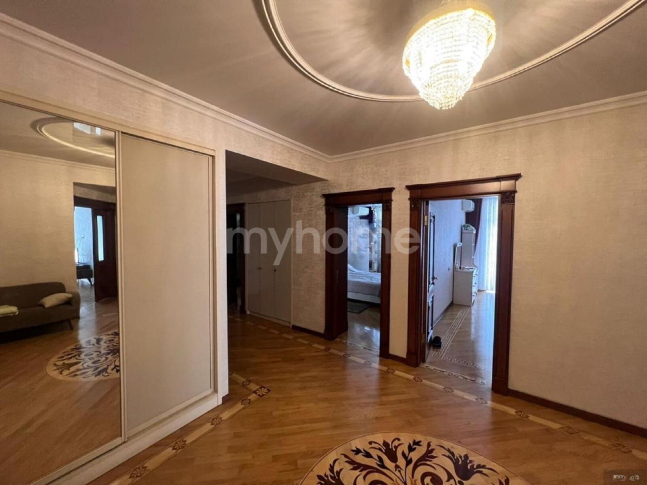  Bakı şəhərində 192m² mənzil satılır