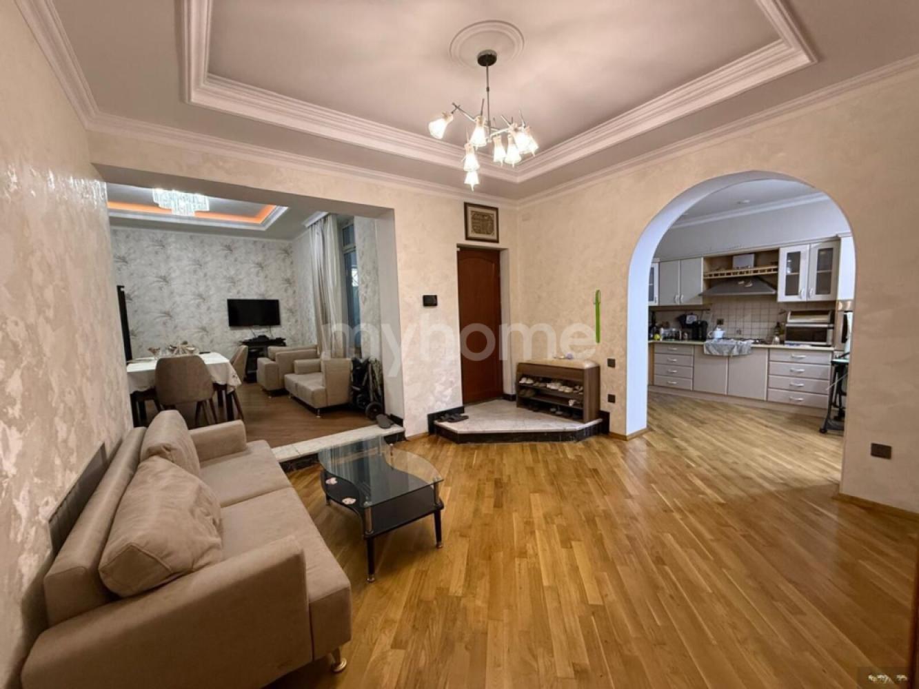  Badamdar qəsəbəsində 150m² mənzil satılır