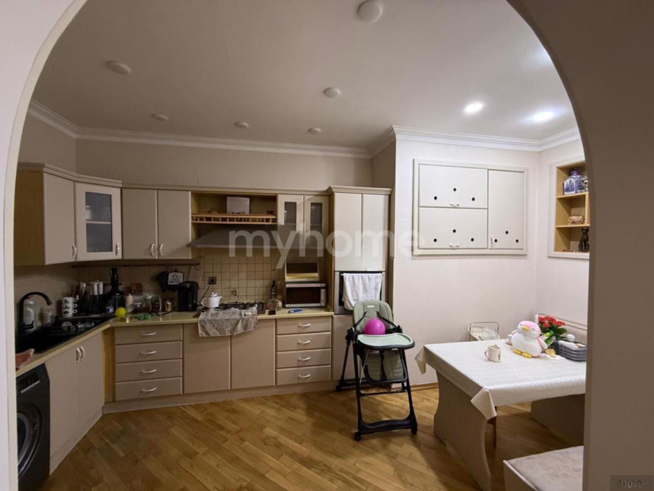  Badamdar qəsəbəsində 150m² mənzil satılır