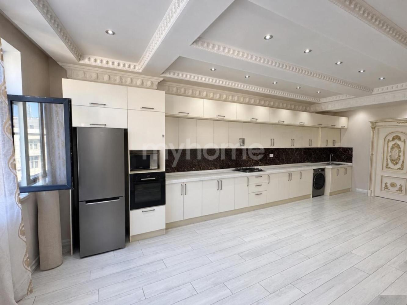  Bakı şəhərində 240m² mənzil kirayə verilir