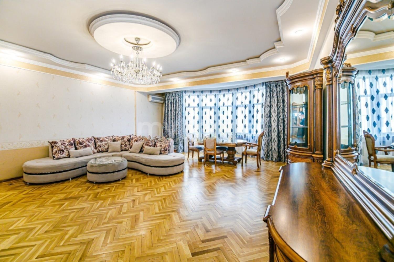 28 May qəsəbəsində 170m² mənzil kirayə verilir