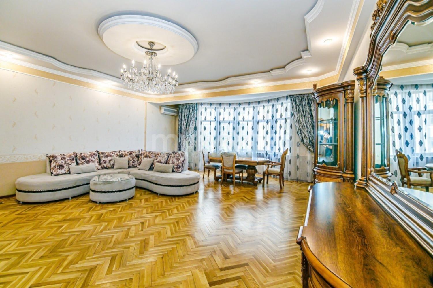  28 May qəsəbəsində 170m² mənzil kirayə verilir