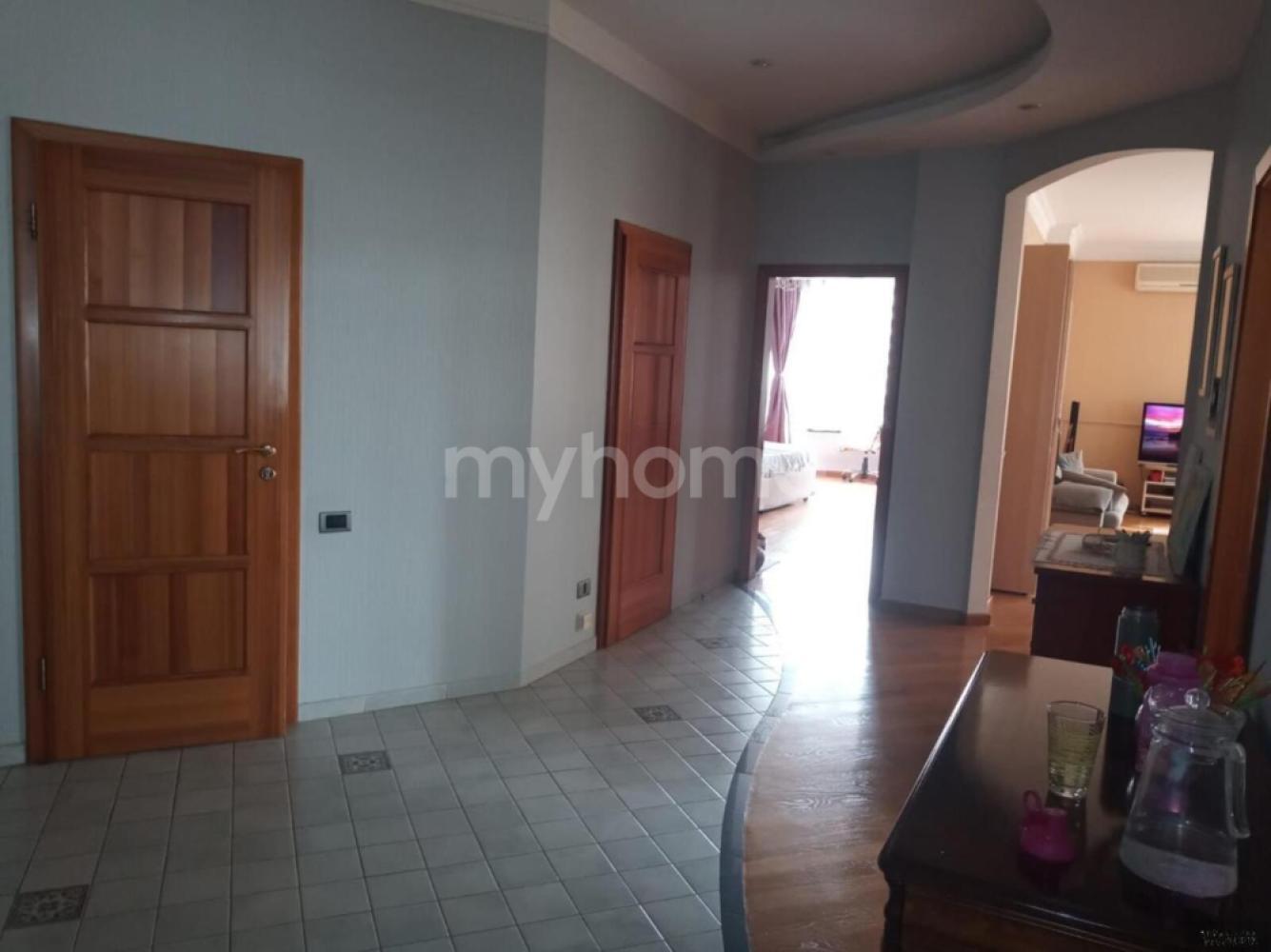  Bakı şəhərində 140m² mənzil satılır