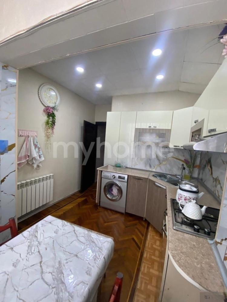  Binəqədi qəsəbəsində 70m² mənzil satılır