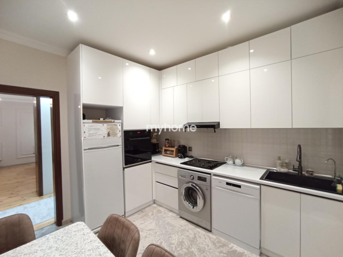  Qaraçuxur qəsəbəsində 300m² həyət evi satılır