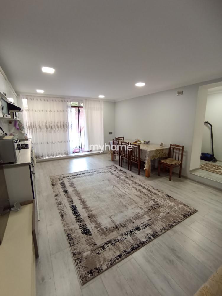  Qaraçuxur qəsəbəsində 300m² həyət evi satılır