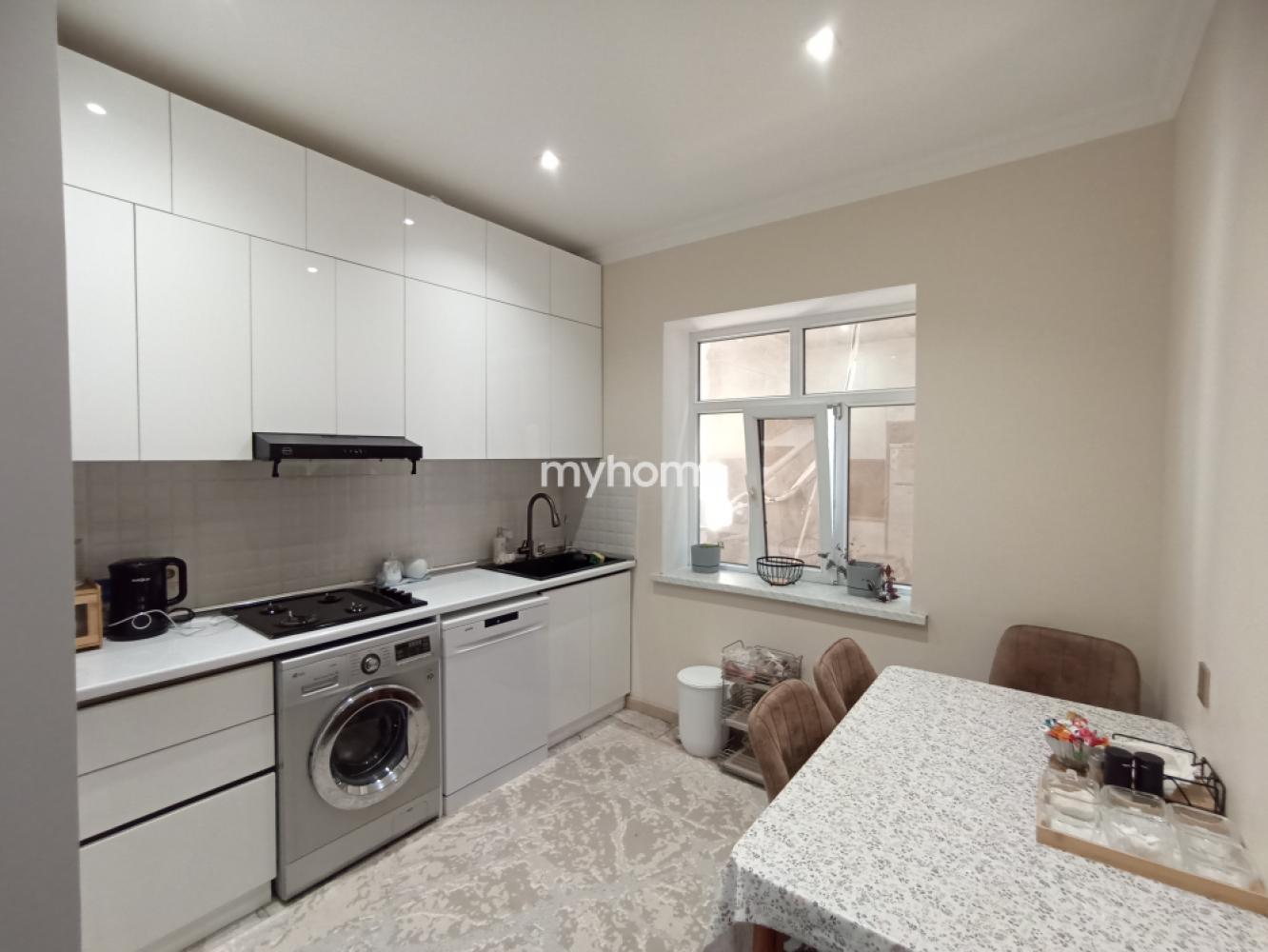  Qaraçuxur qəsəbəsində 300m² həyət evi satılır