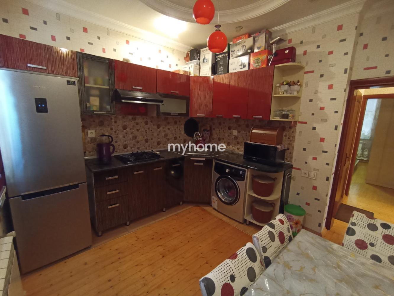  Qaraçuxur qəsəbəsində 300m² həyət evi satılır