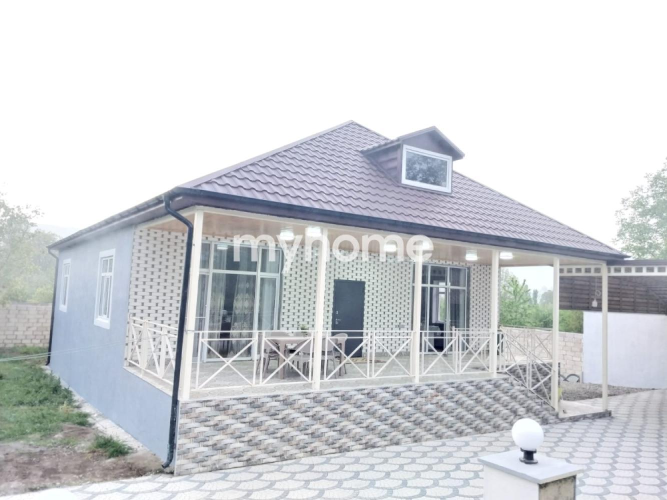 Quba şəhəri 160m² həyət evi kirayə verilir