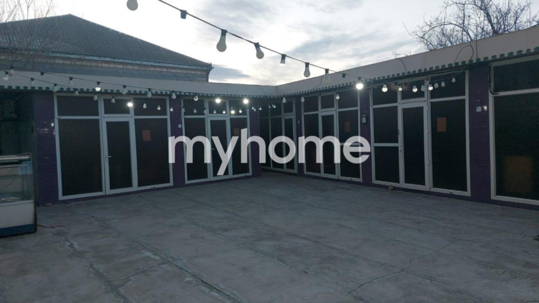 Yevlax şəhəri 2200m² obyekt satılır