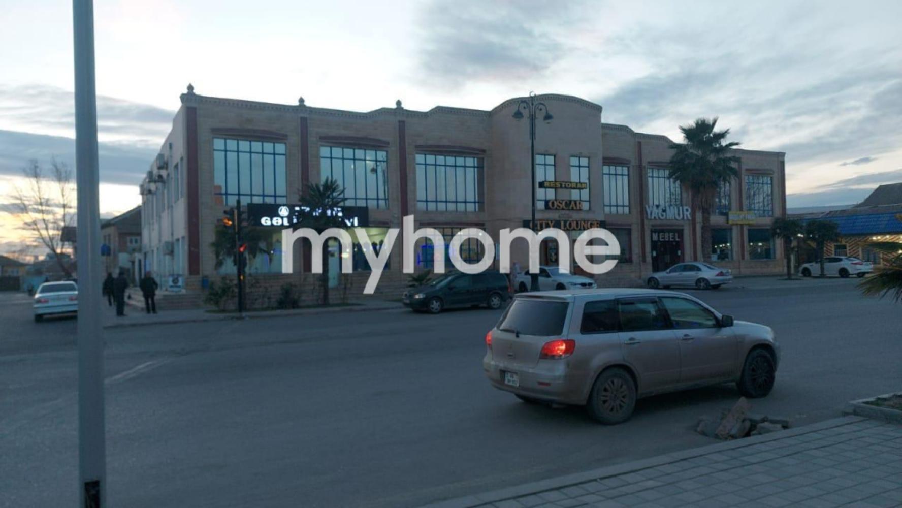 Yevlax şəhəri 2200m² obyekt satılır