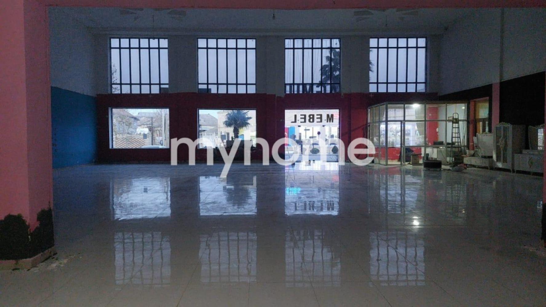 Yevlax şəhəri 2200m² obyekt satılır