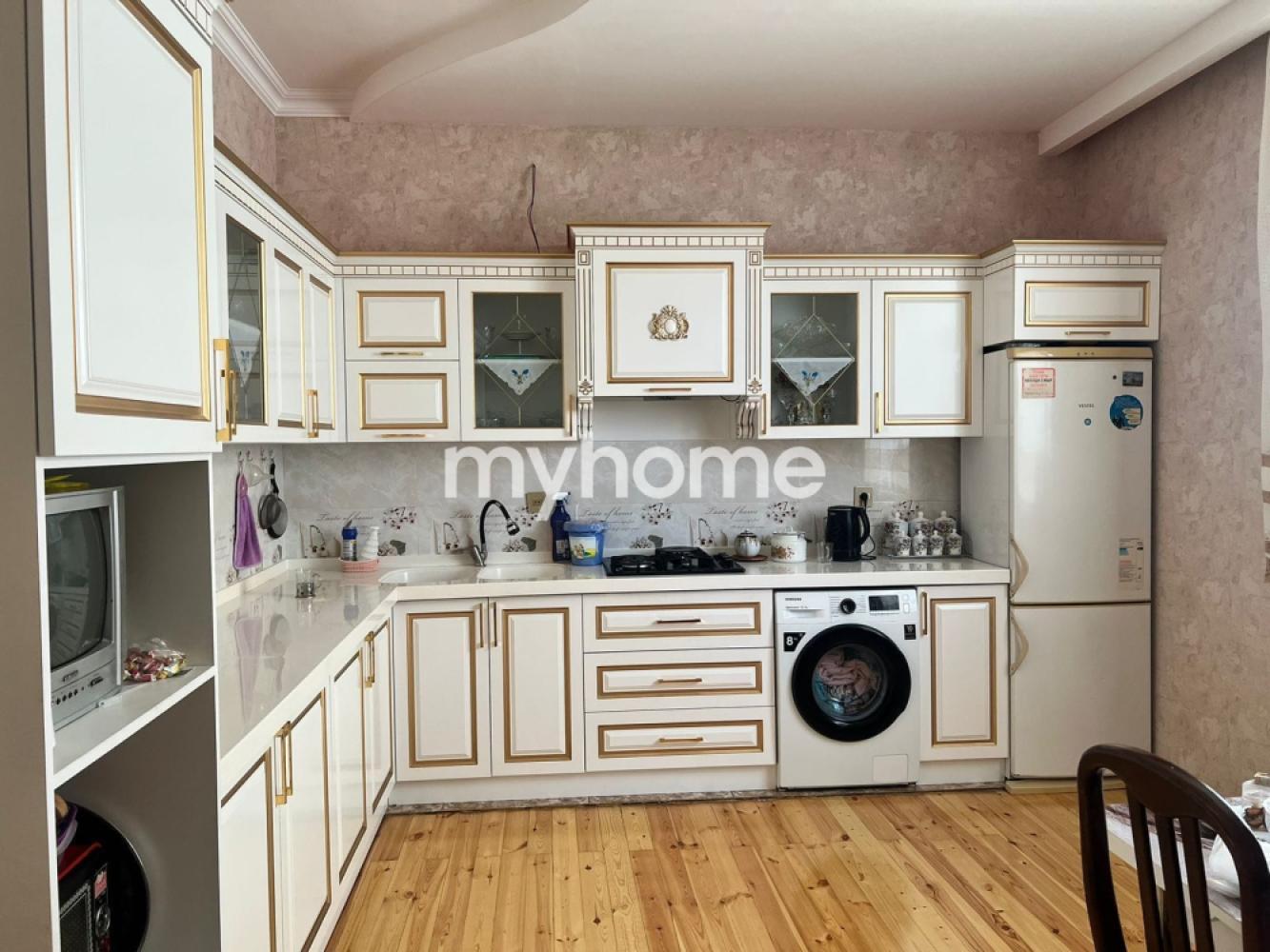 Binəqədi qəsəbəsi 220m² həyət evi satılır
