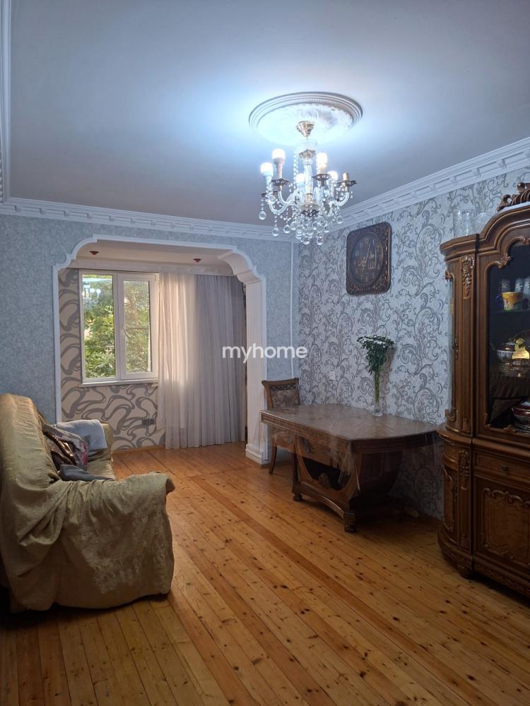 Qaraçuxur qəsəbəsi 130m² mənzil satılır