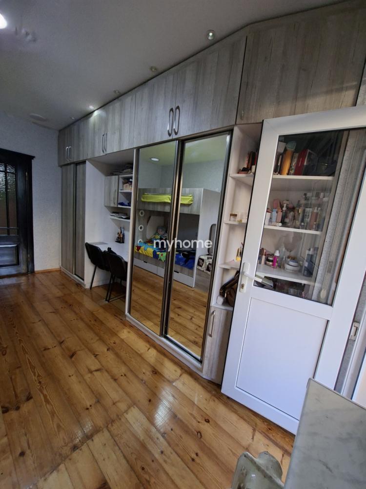 Qaraçuxur qəsəbəsində 130m² mənzil satılır Qaraçuxur qəsəbəsində 130m² mənzil satılır
