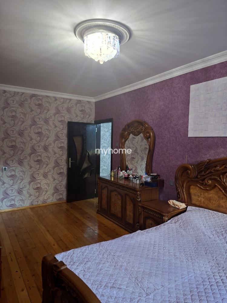 Qaraçuxur qəsəbəsində 130m² mənzil satılır Qaraçuxur qəsəbəsində 130m² mənzil satılır