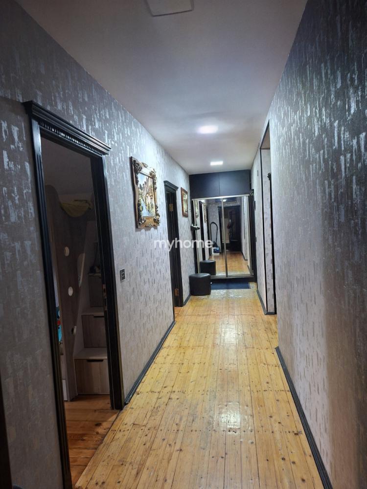 Qaraçuxur qəsəbəsində 130m² mənzil satılır Qaraçuxur qəsəbəsində 130m² mənzil satılır