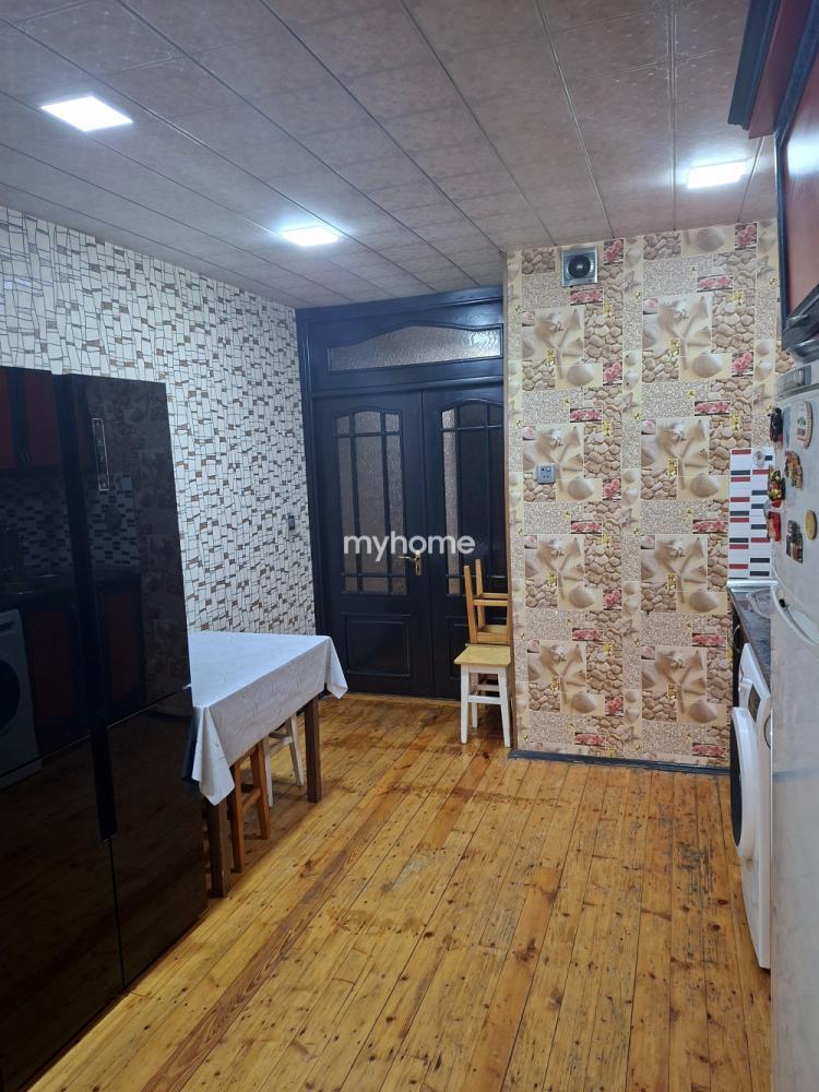 Qaraçuxur qəsəbəsində 130m² mənzil satılır Qaraçuxur qəsəbəsində 130m² mənzil satılır
