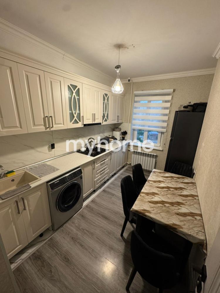 Bakıxanov qəsəbəsi 100m² mənzil satılır