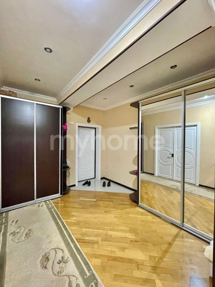 Bakı şəhəri 90m² mənzil satılır