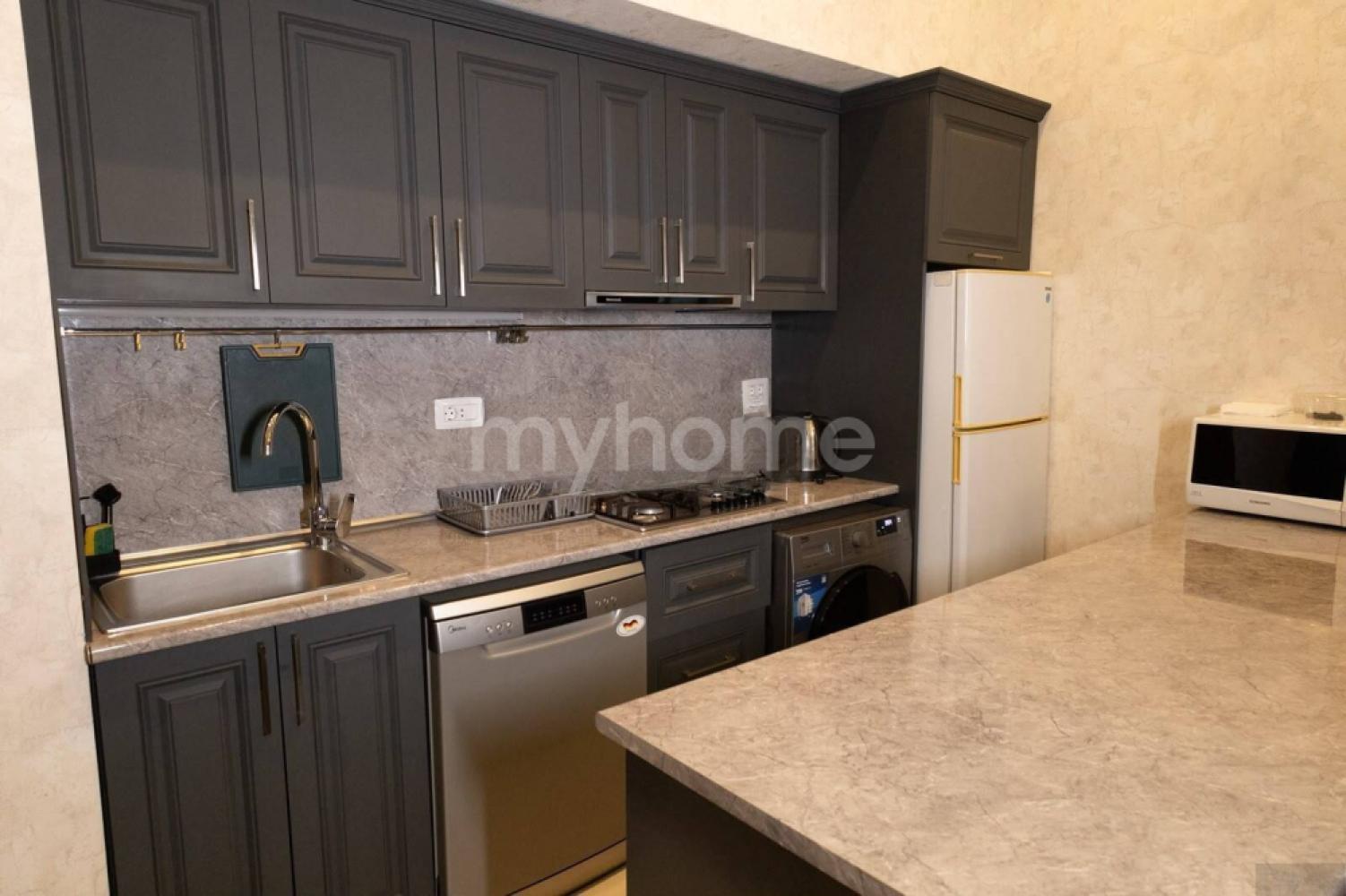 Bakı şəhəri 80m² mənzil kirayə verilir