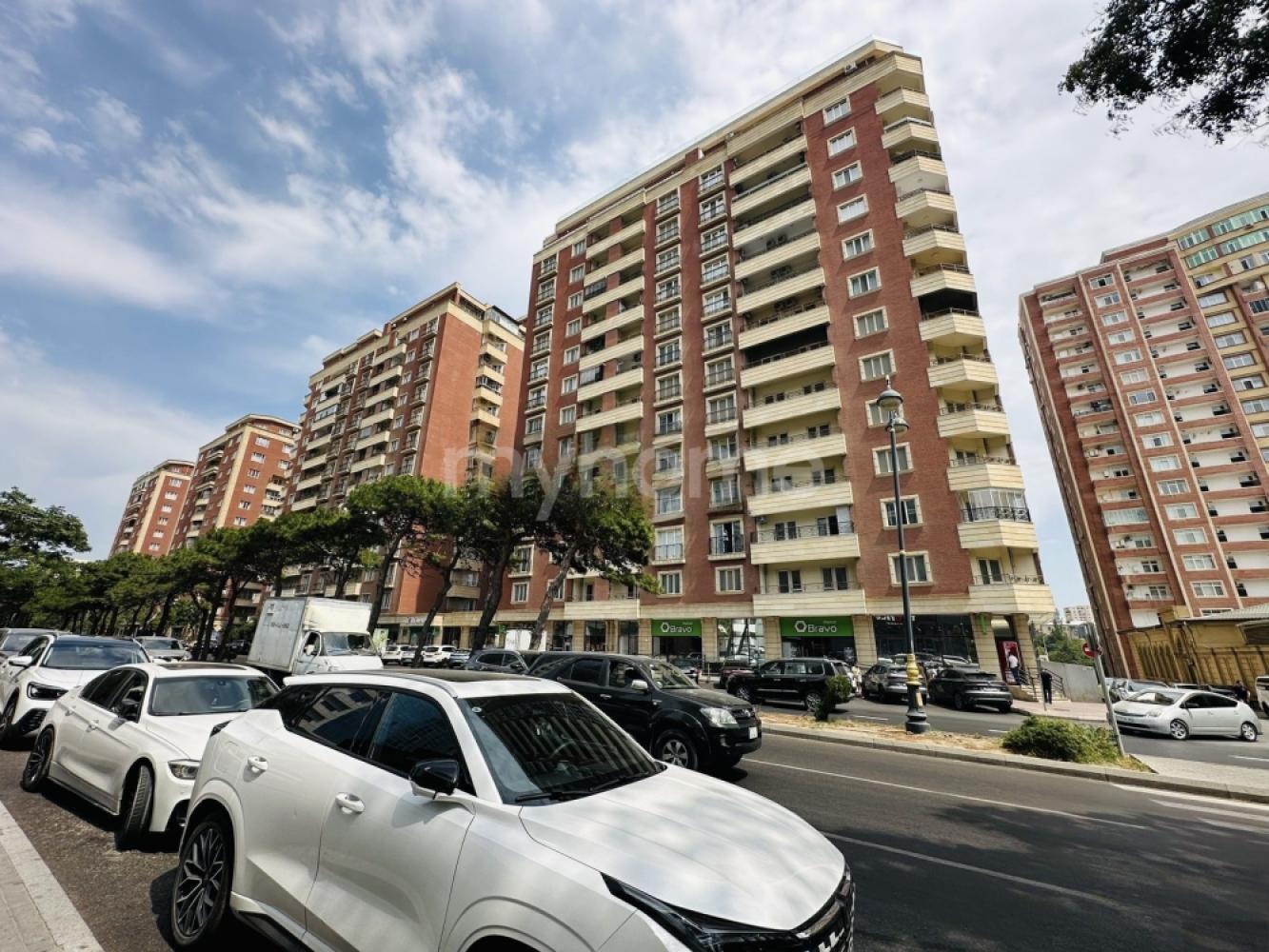 Bakı şəhəri 147m² mənzil kirayə verilir