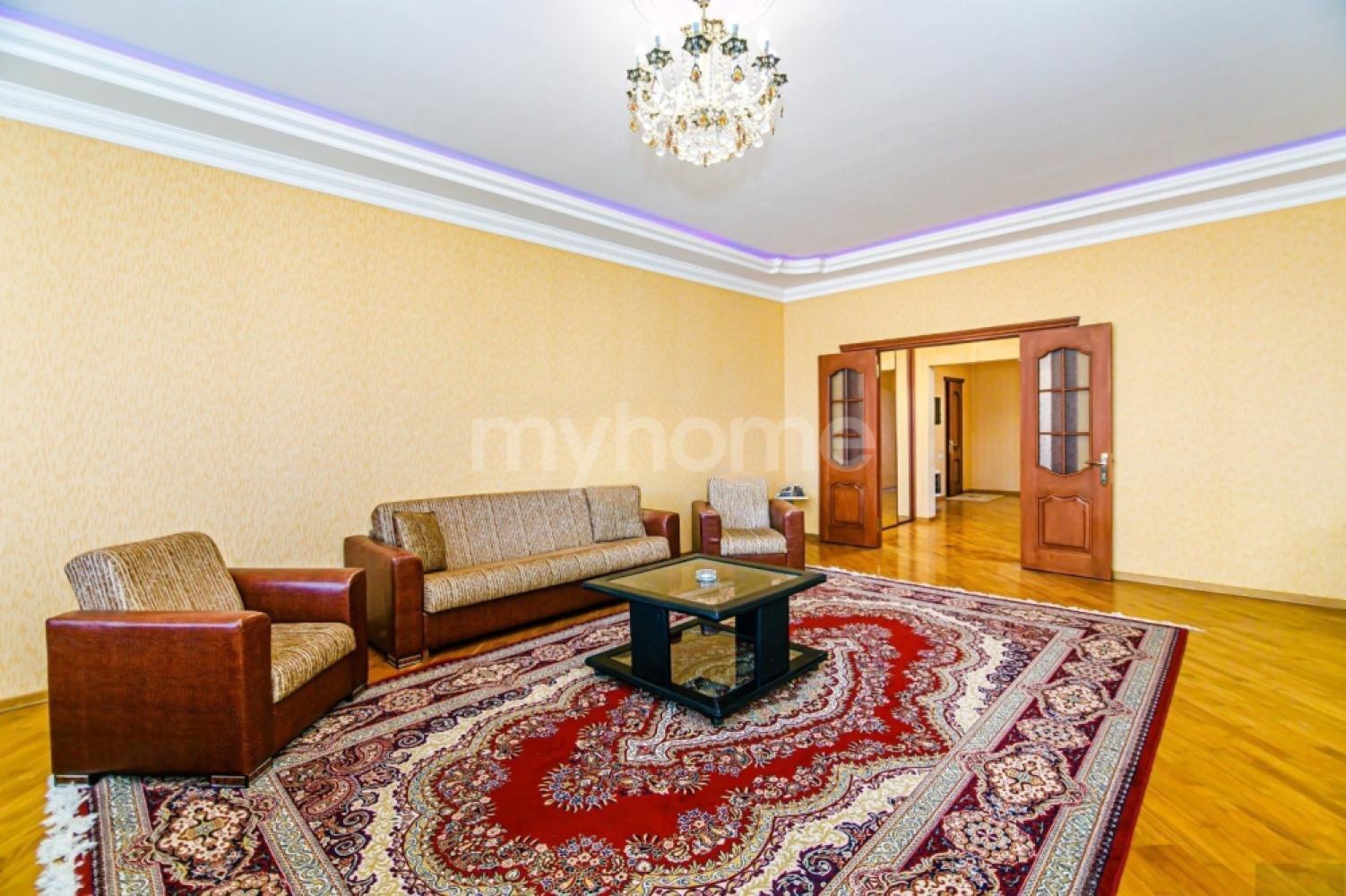 28 May qəsəbəsi 160m² mənzil kirayə verilir