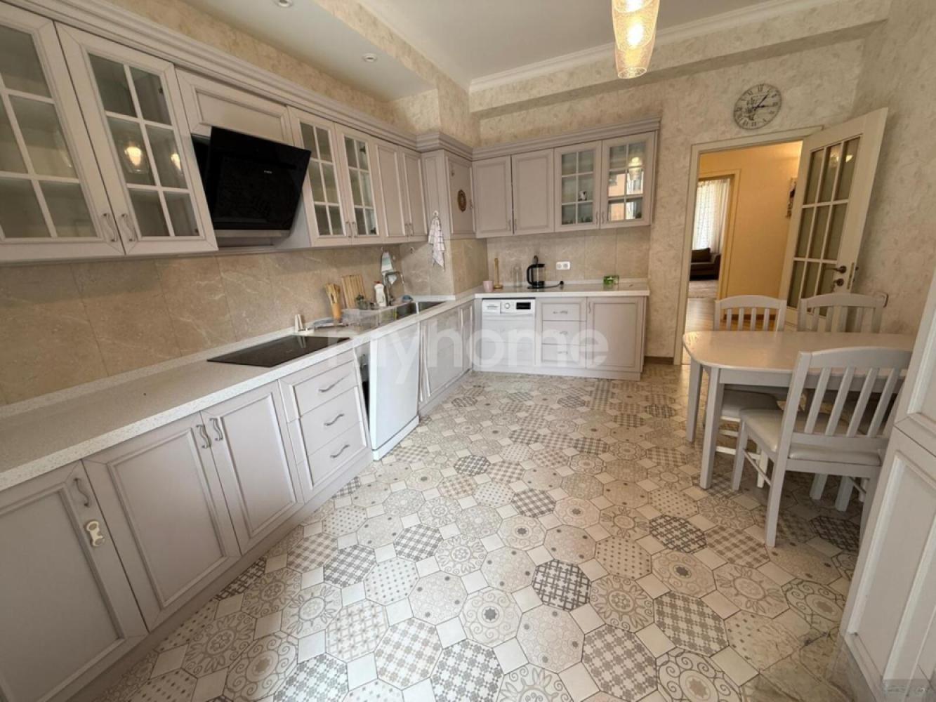 Ağ şəhər qəsəbəsi 160m² mənzil kirayə verilir