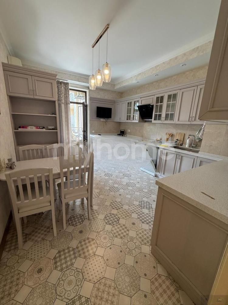 Ağ şəhər qəsəbəsi 160m² mənzil kirayə verilir