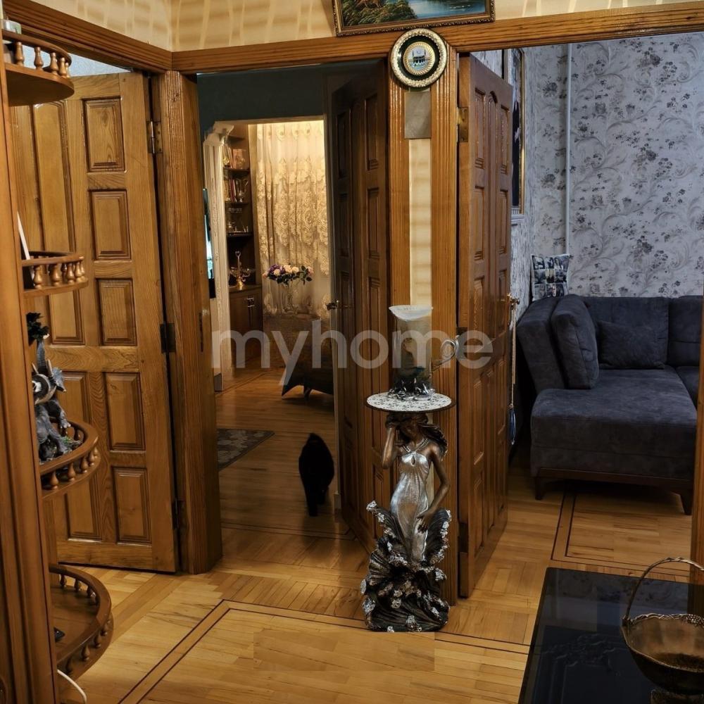 8-ci mikrorayon qəsəbəsi 82m² mənzil satılır