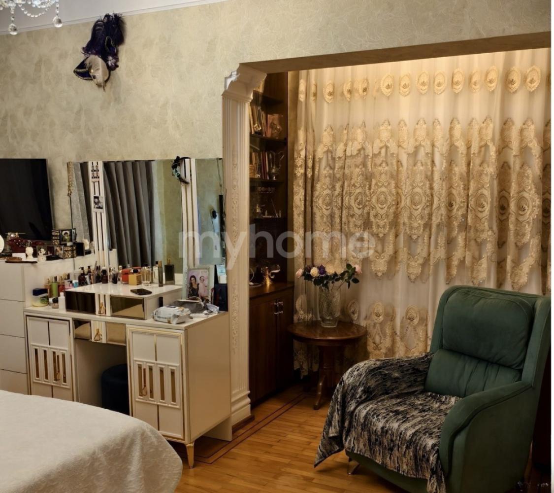 8-ci mikrorayon qəsəbəsi 82m² mənzil satılır