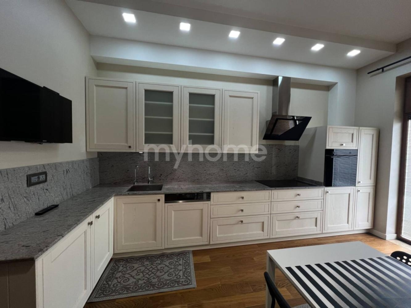 Bakı şəhəri 160m² mənzil kirayə verilir