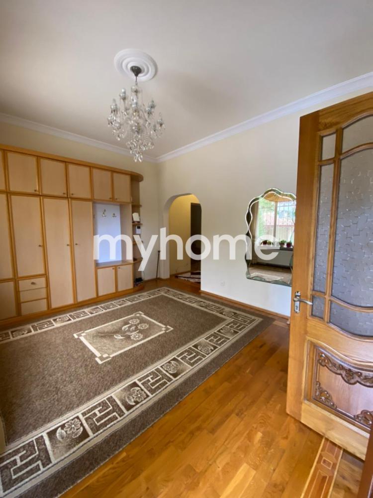 Qaraçuxur qəsəbəsində 400m² həyət evi satılır Qaraçuxur qəsəbəsində 400m² həyət evi satılır
