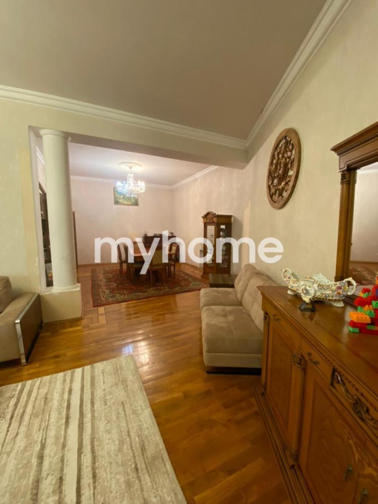Qaraçuxur qəsəbəsində 400m² həyət evi satılır Qaraçuxur qəsəbəsində 400m² həyət evi satılır