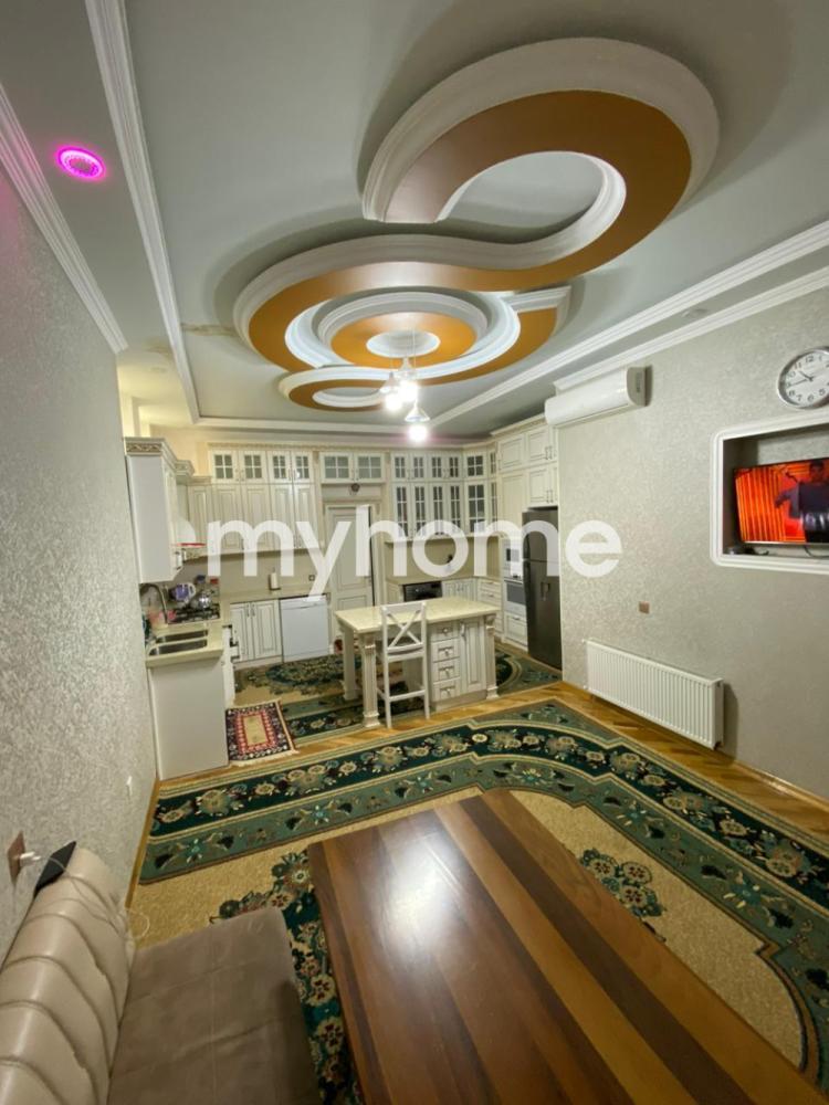 Qaraçuxur qəsəbəsində 400m² həyət evi satılır Qaraçuxur qəsəbəsində 400m² həyət evi satılır