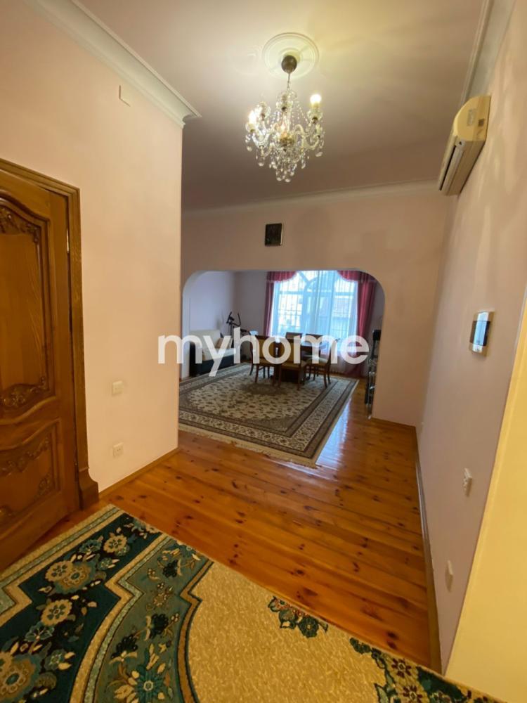 Qaraçuxur qəsəbəsində 400m² həyət evi satılır Qaraçuxur qəsəbəsində 400m² həyət evi satılır