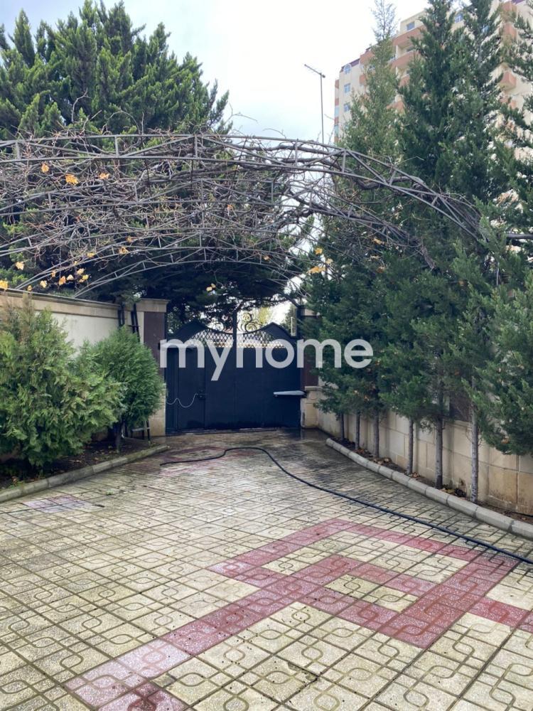 Qaraçuxur qəsəbəsində 400m² həyət evi satılır Qaraçuxur qəsəbəsində 400m² həyət evi satılır
