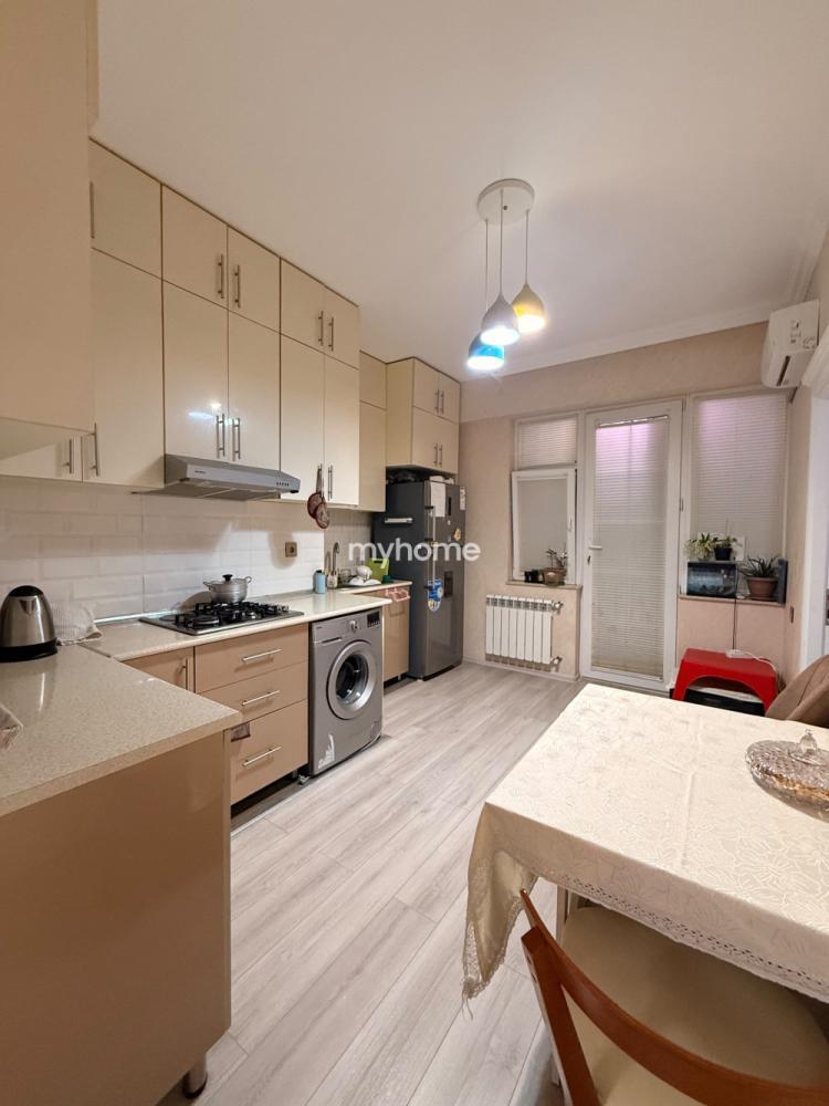 Əhmədli qəsəbəsi 76m² mənzil satılır